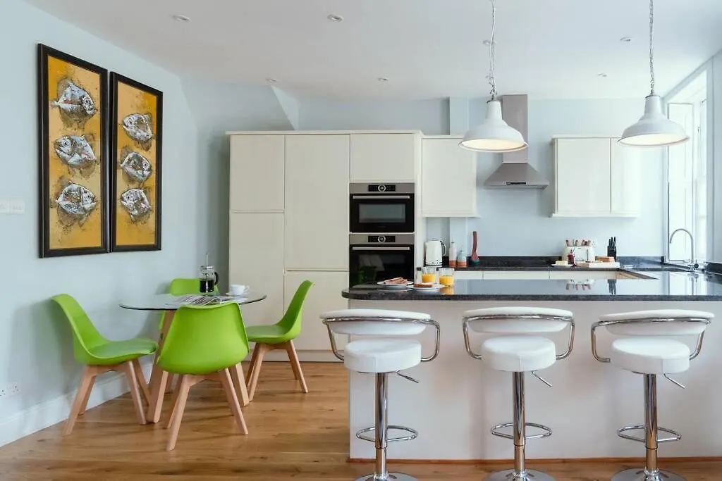 Beautiful Apartment, Incredible Central Location Bath Apartment