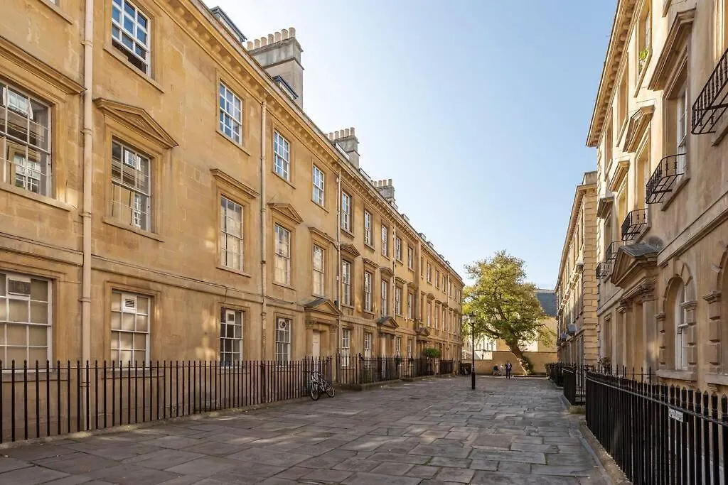Beautiful Apartment, Incredible Central Location Bath Apartment