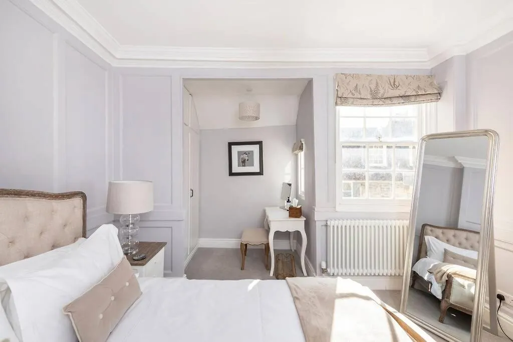 Beautiful Apartment, Incredible Central Location Bath