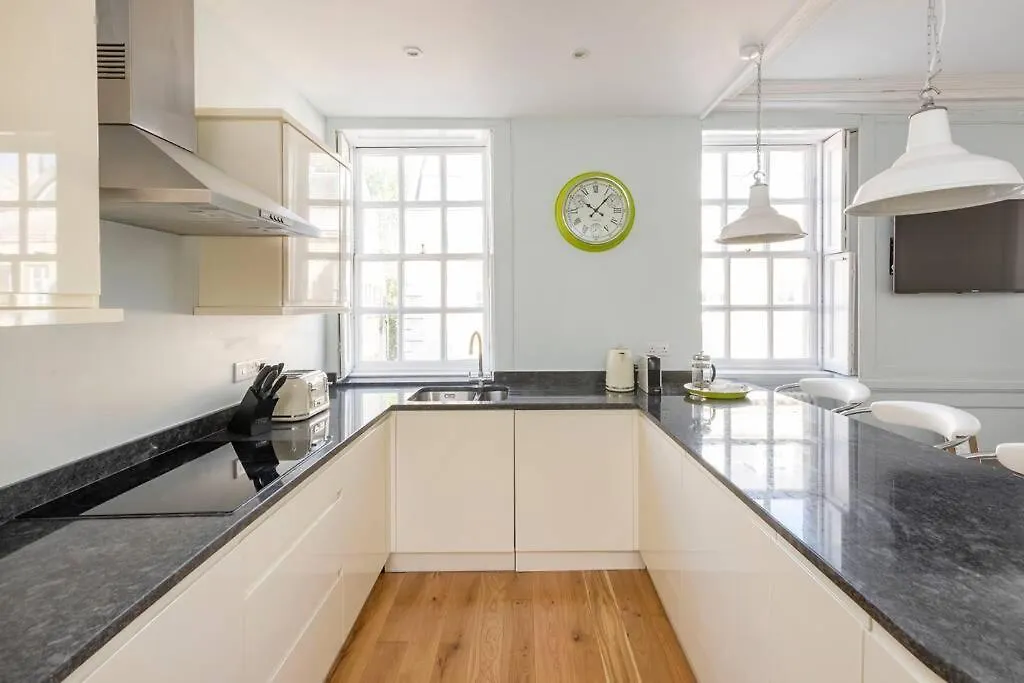 Beautiful Apartment, Incredible Central Location Bath Apartment