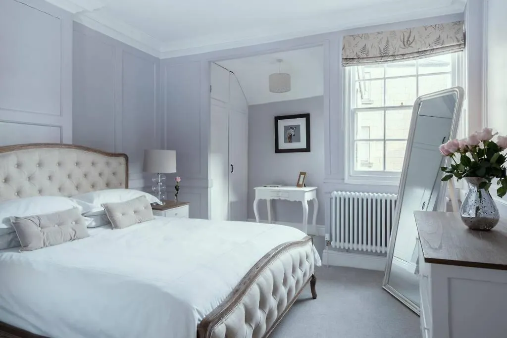 Beautiful Apartment, Incredible Central Location Bath