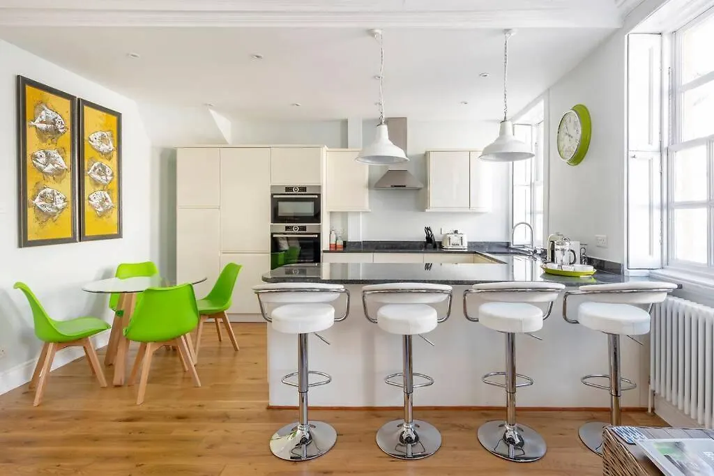 Beautiful Apartment, Incredible Central Location Bath