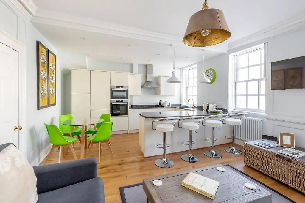 Beautiful Apartment, Incredible Central Location Bath Apartment