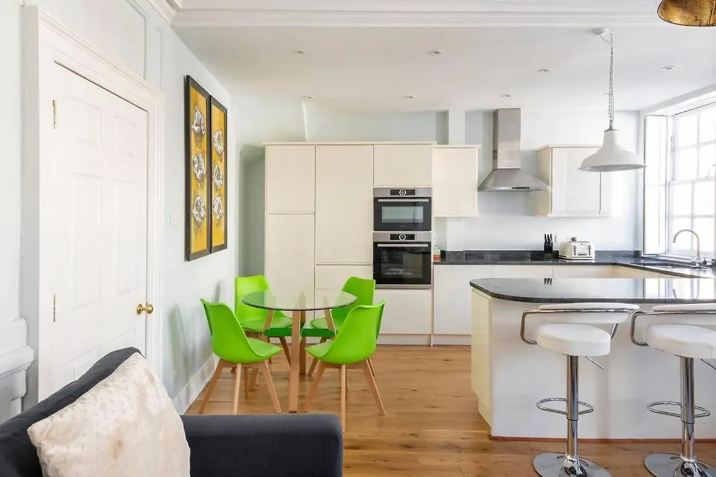 Beautiful Apartment, Incredible Central Location Bath 0*,