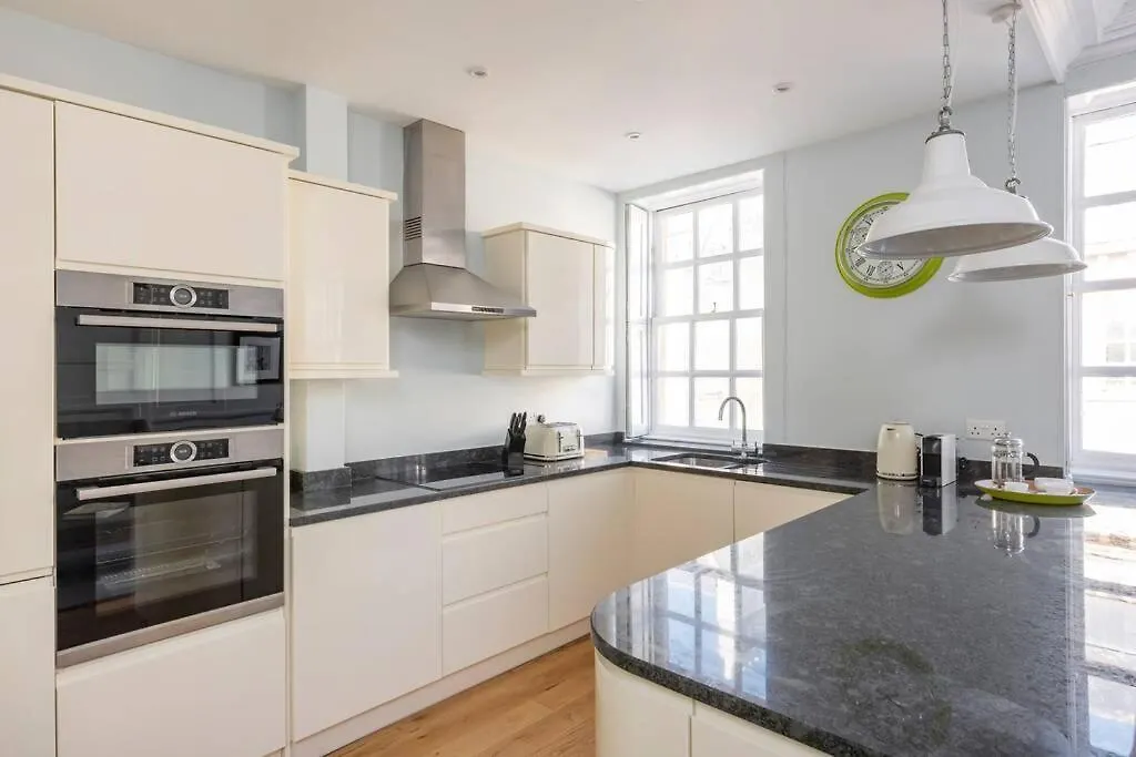 Beautiful Apartment, Incredible Central Location Bath 0*,